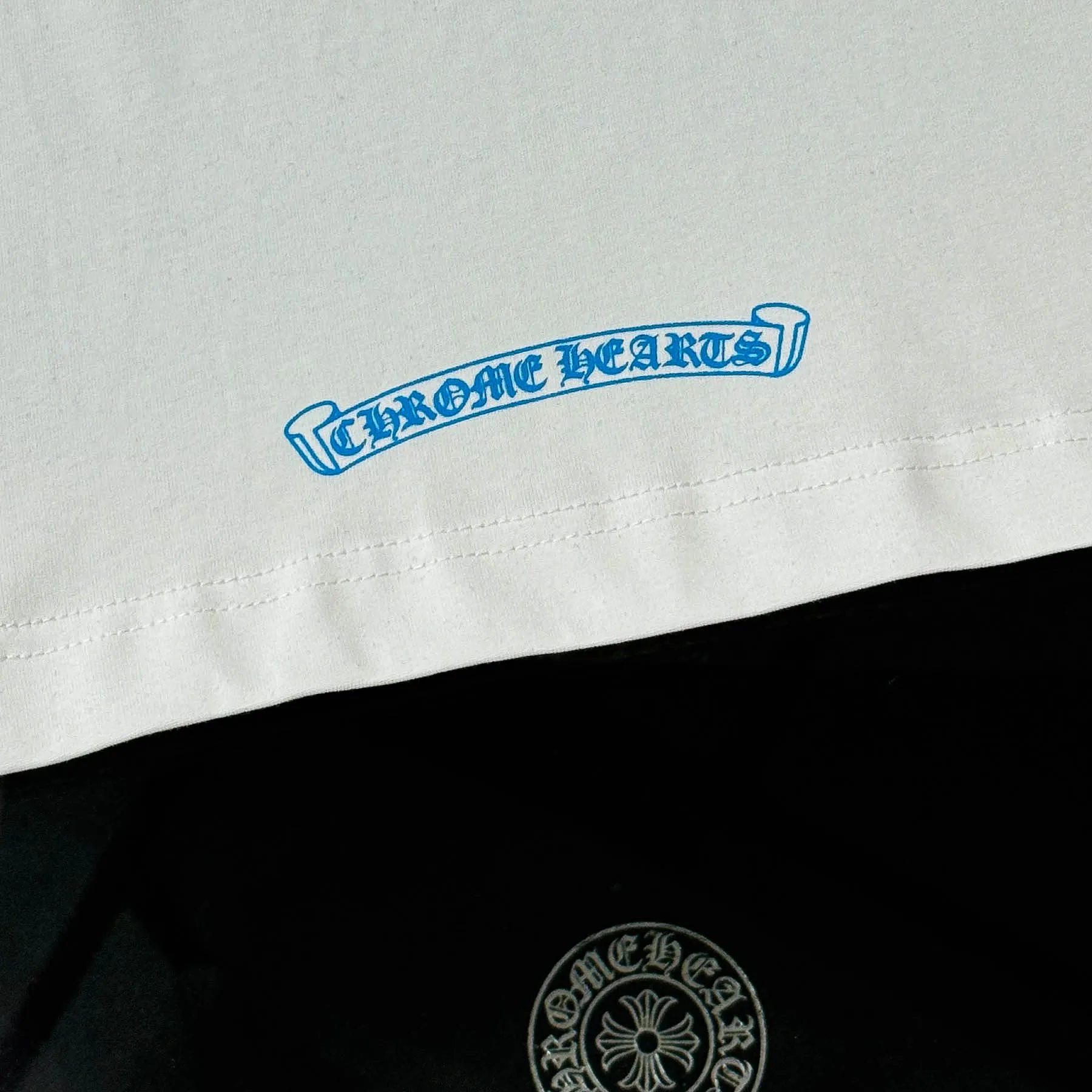 P170 Chrome Hearts 25 high-end versions. The fabric is made of 300 grams of high-density pure cotton. It does not deform or shrink. It has three labels. It is the same style for men and women. Technology: suede foaming + digital printing. Color: white, black. SIZE: S-XL.